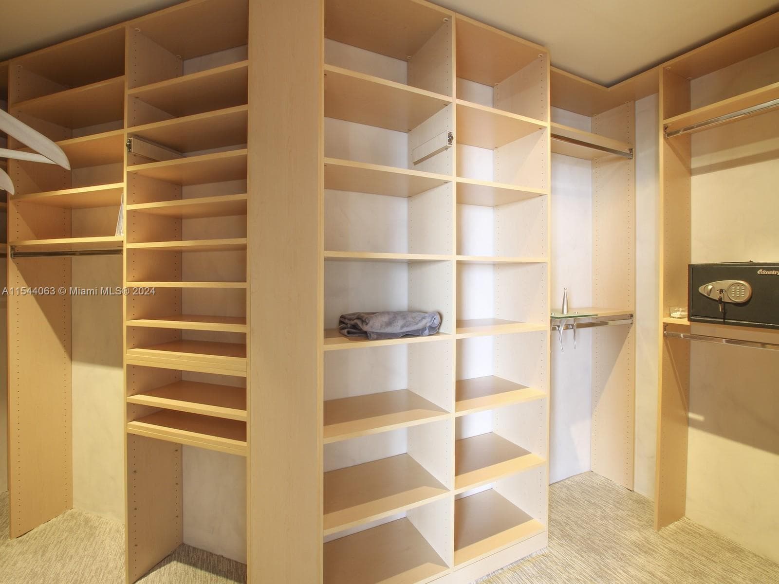 2000 Island Blvd PH 7 photo 22