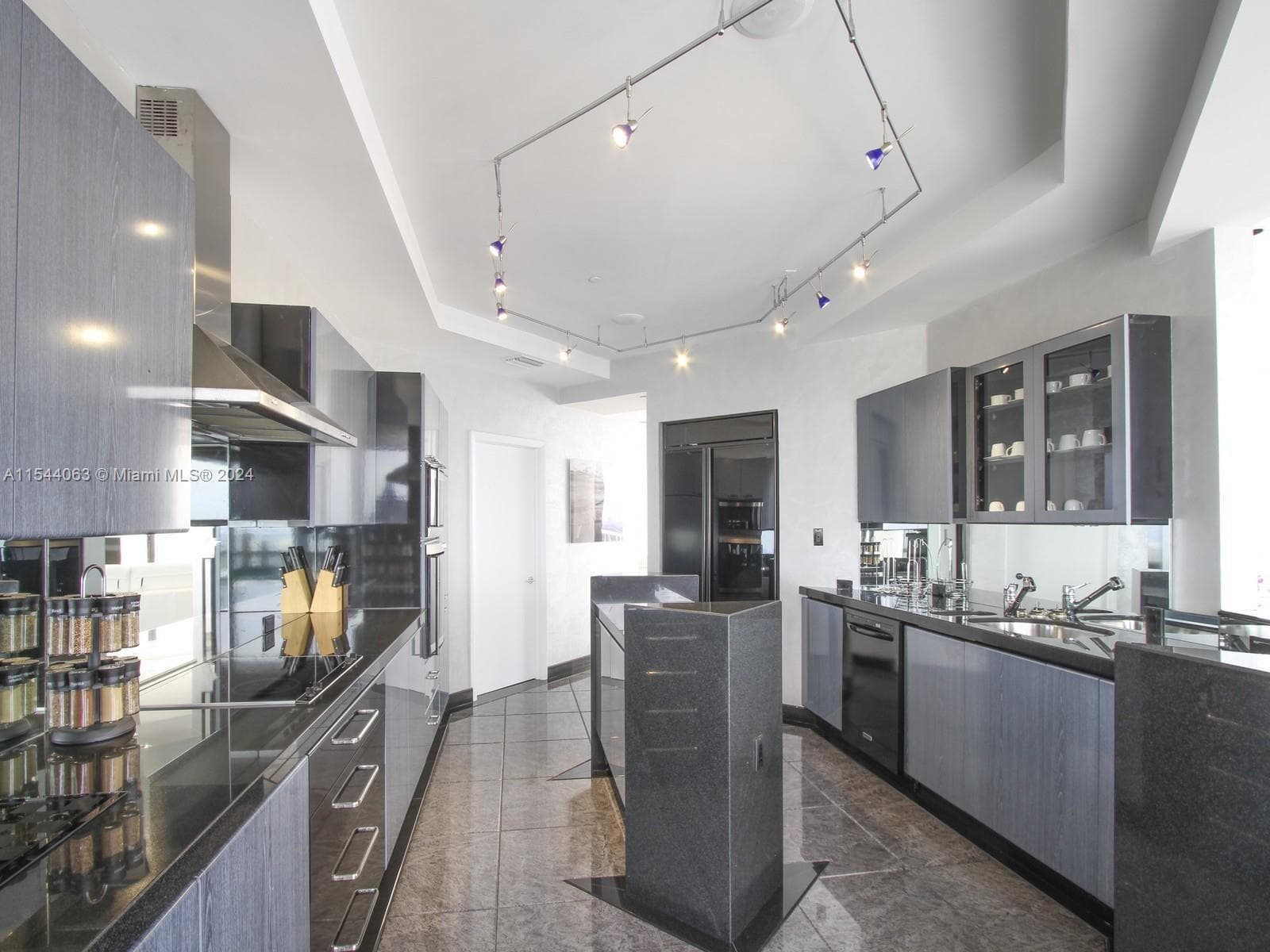 2000 Island Blvd PH 7 photo 7