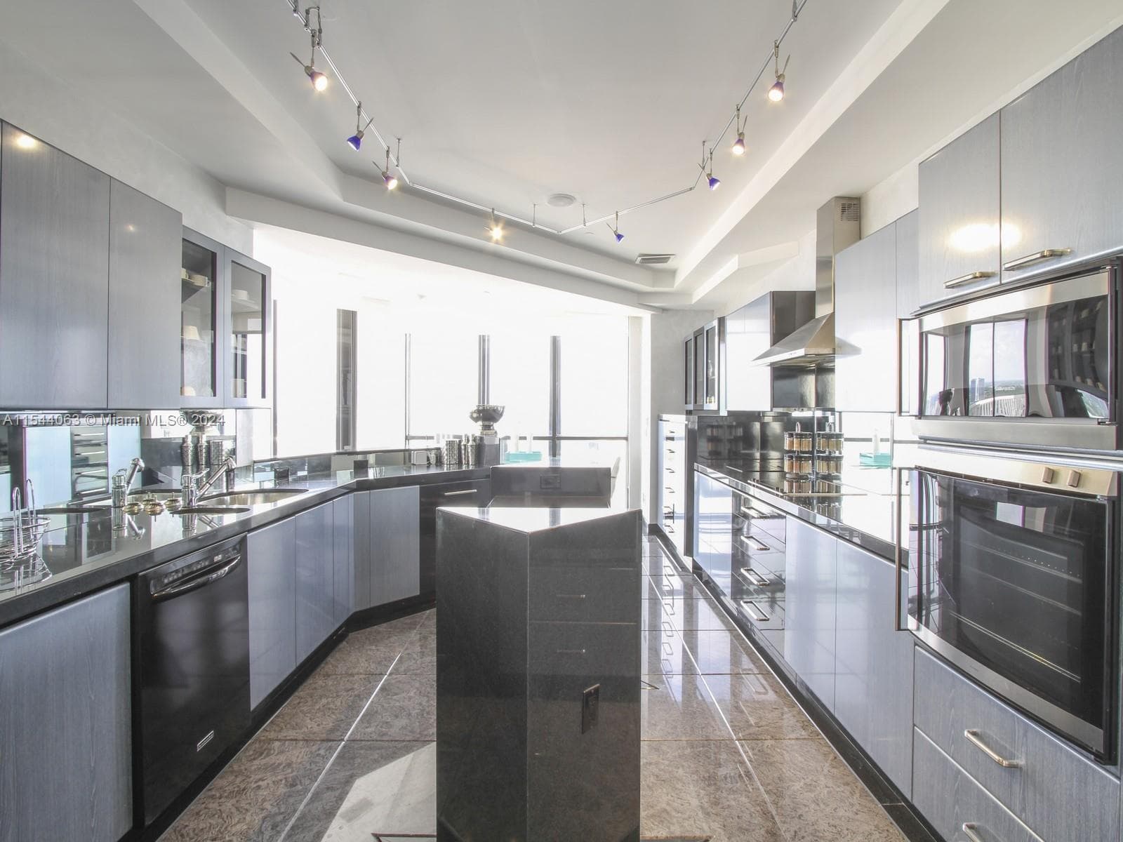 2000 Island Blvd PH 7 photo 9