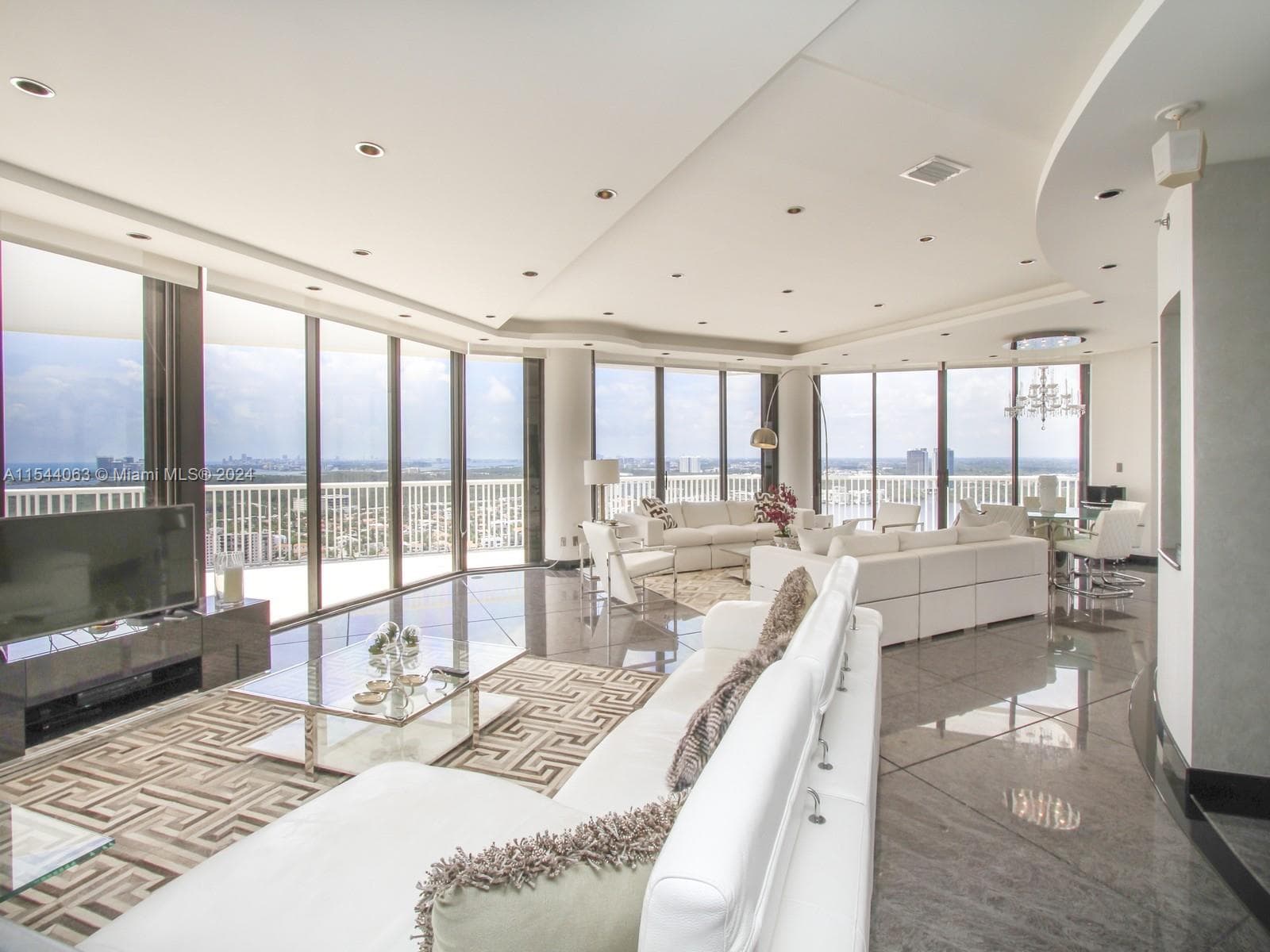 2000 Island Blvd PH 7 photo 10