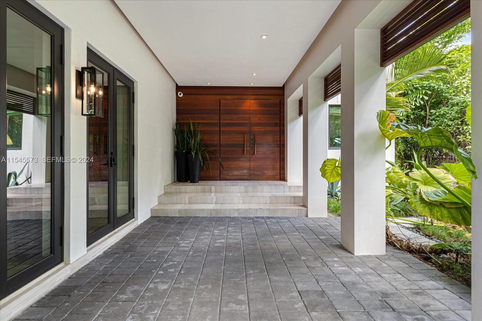 401 E Rivo Alto Dr photo 3