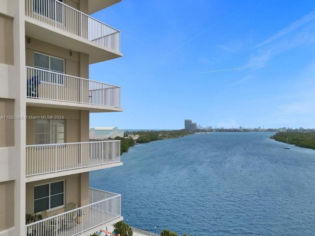 300 Bayview Dr 906 photo 2