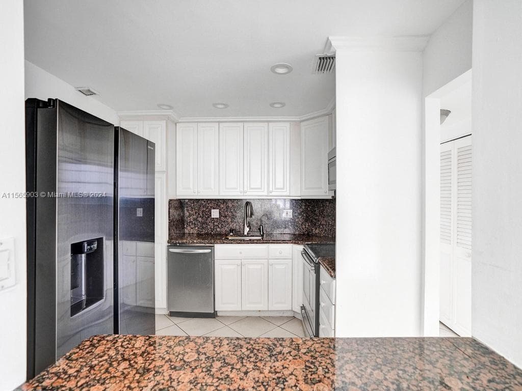 300 Bayview Dr 906 photo 20