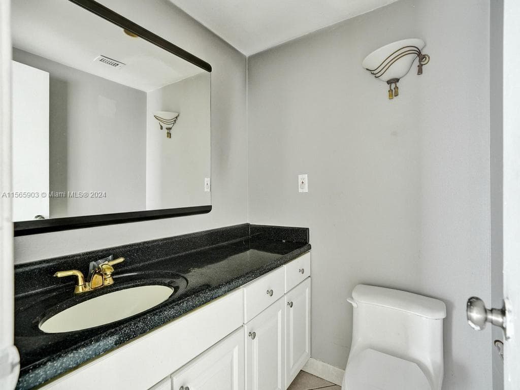 300 Bayview Dr 906 photo 18