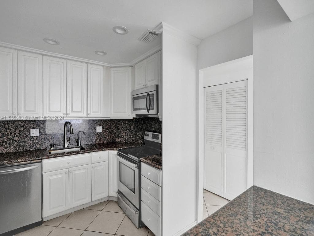 300 Bayview Dr 906 photo 21
