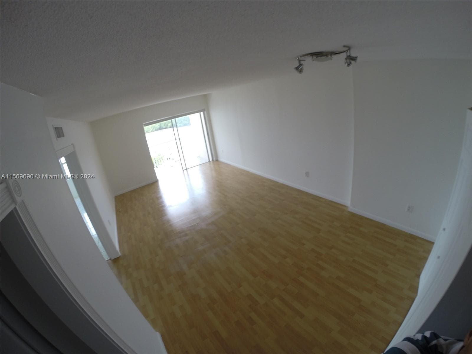 400 Kings Point Dr 905 photo 2