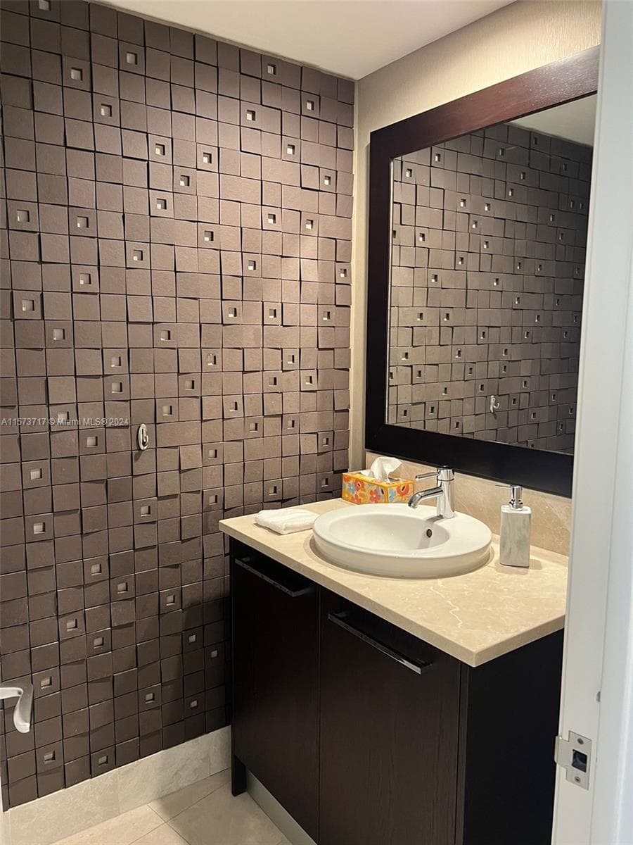 17121 Collins Ave 2008 photo 10