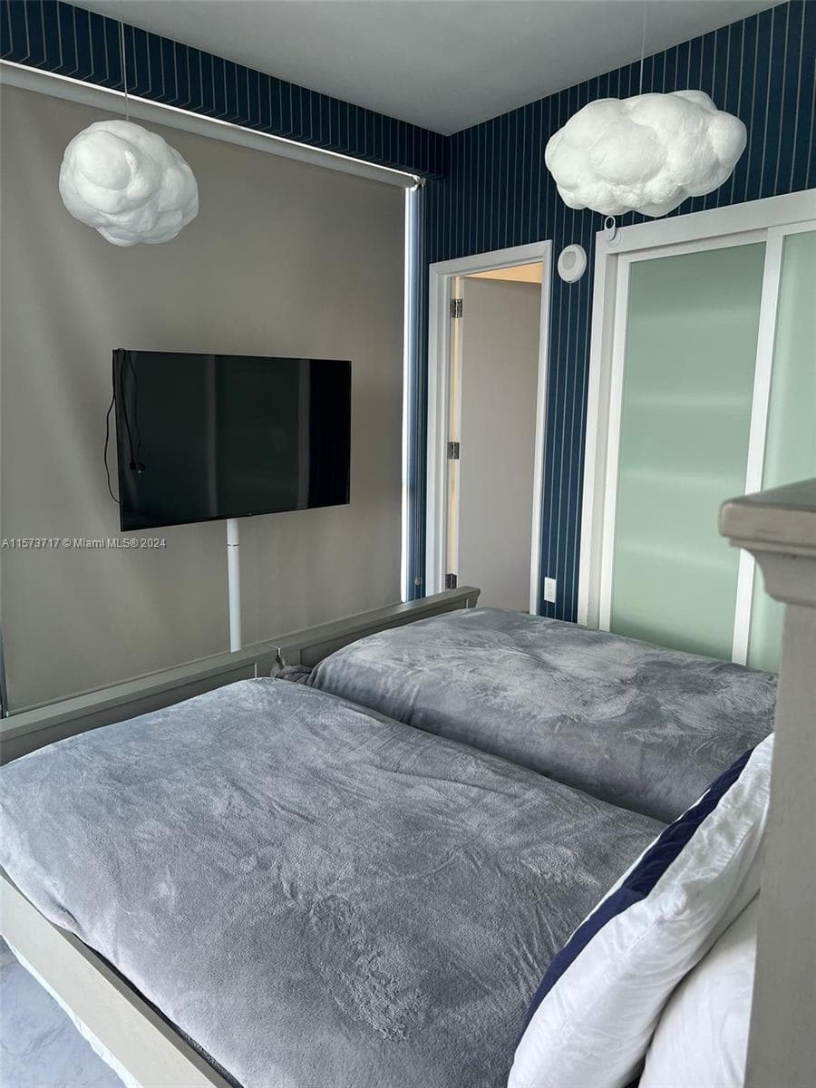 17121 Collins Ave 2008 photo 11