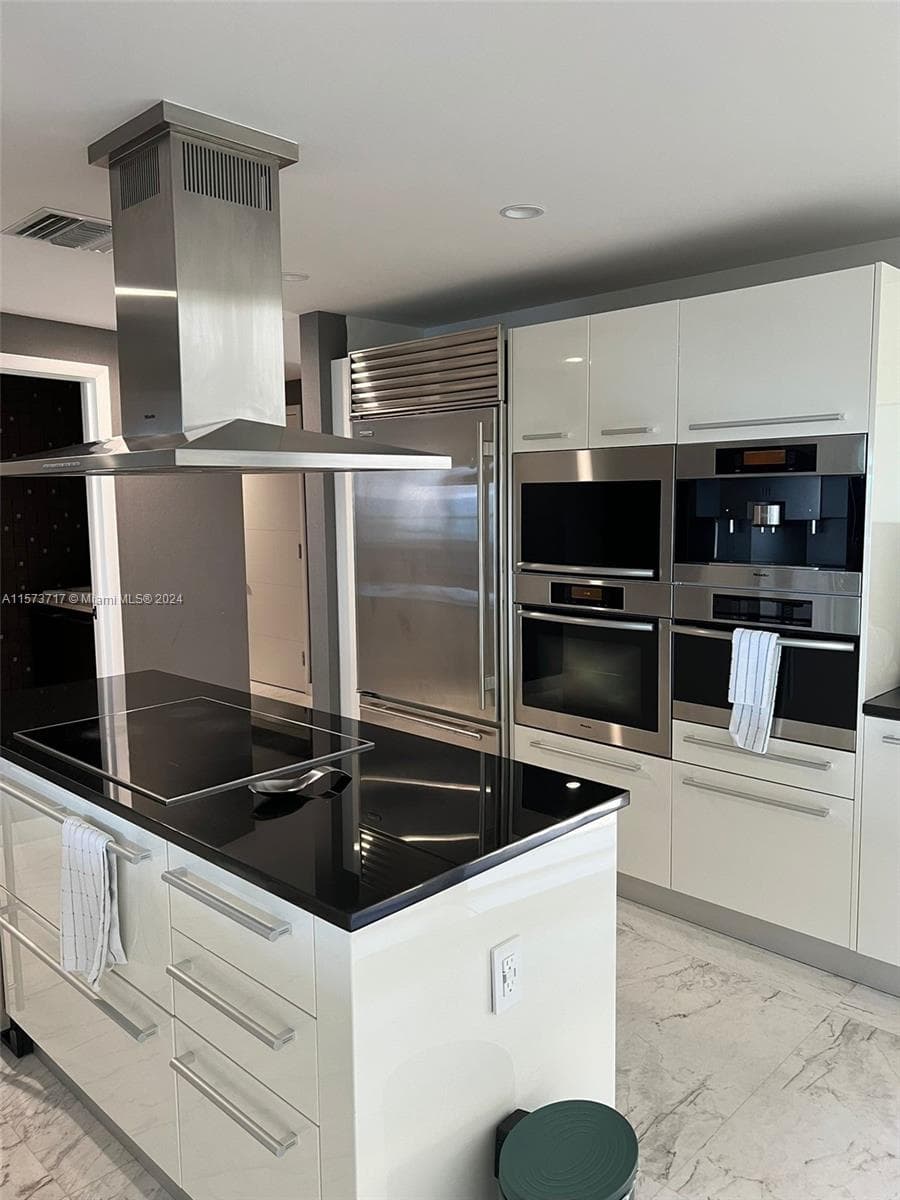 17121 Collins Ave 2008 photo 8