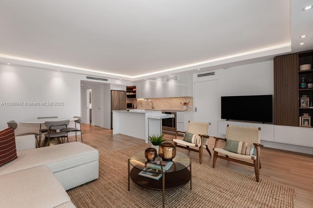 2301 Collins Ave 837 photo 4