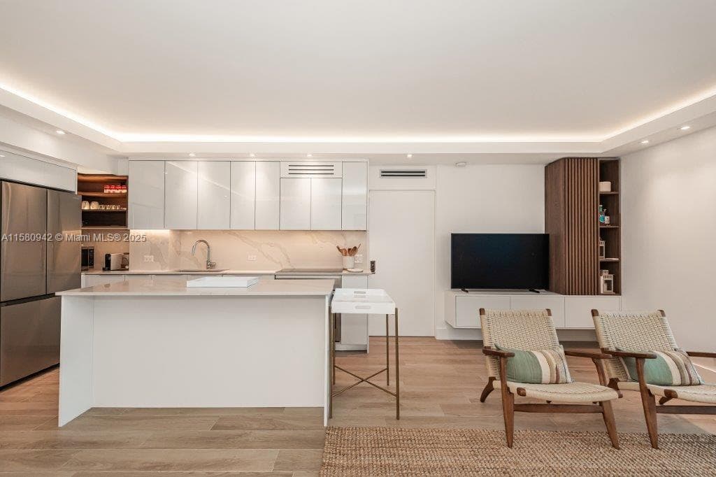 2301 Collins Ave 837 photo 8