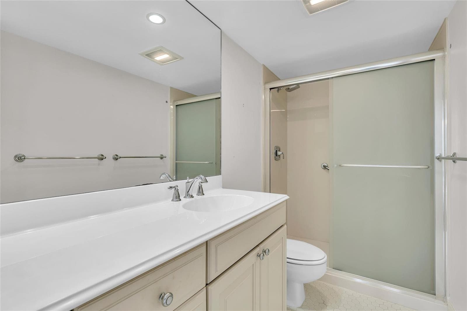 521 N Riverside Drive 1004 photo 10