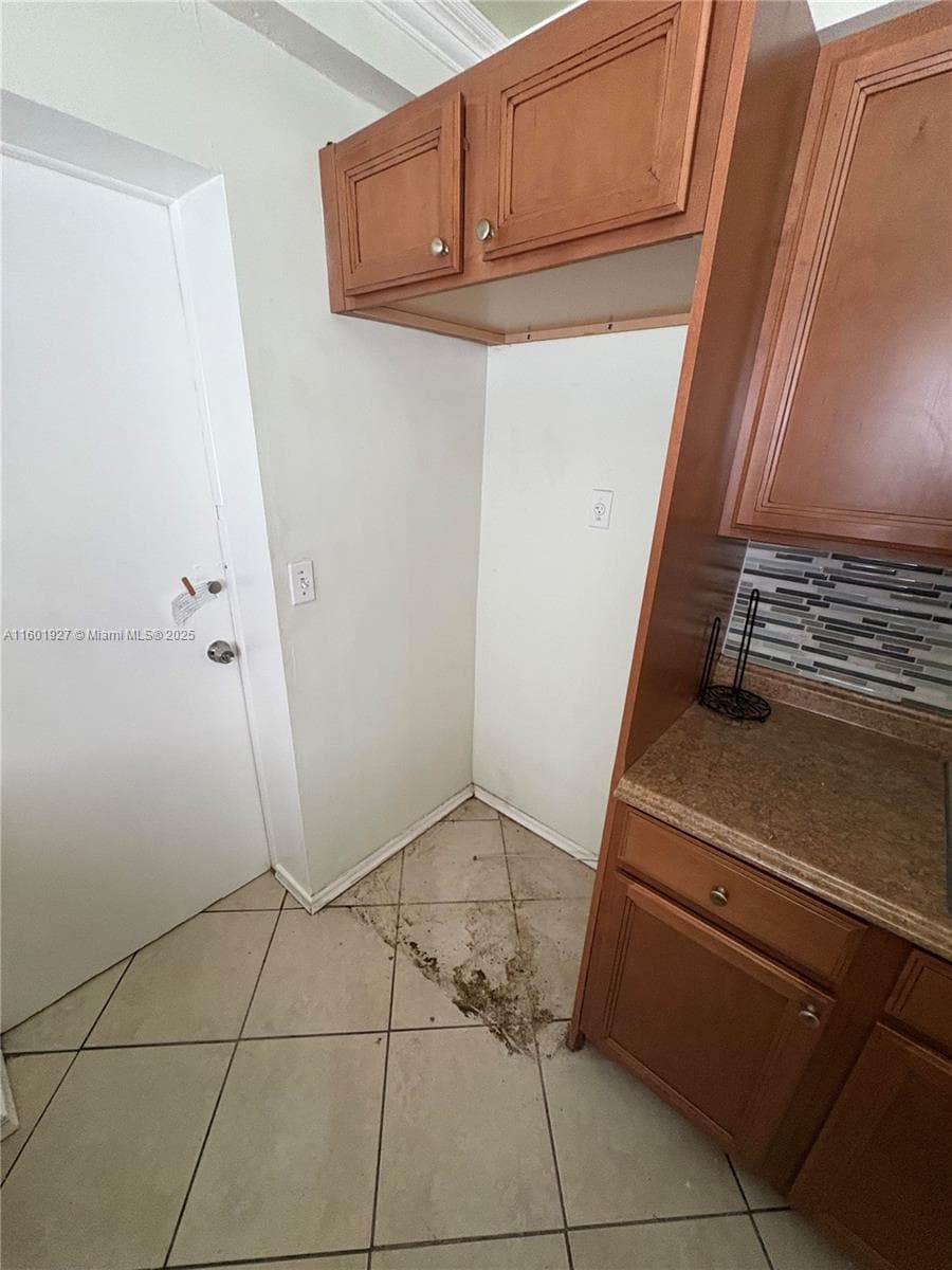 1739 SW 28th Ter photo 6