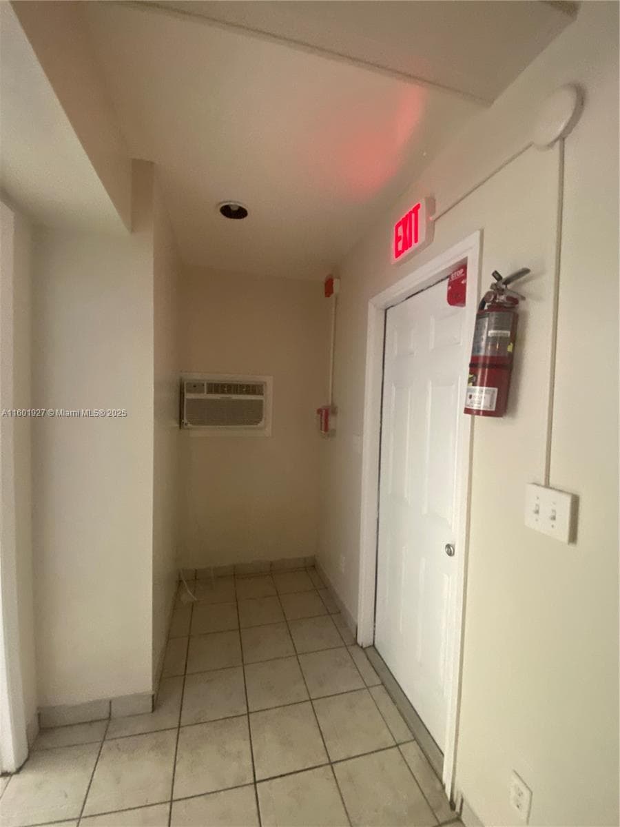 1739 SW 28th Ter photo 17