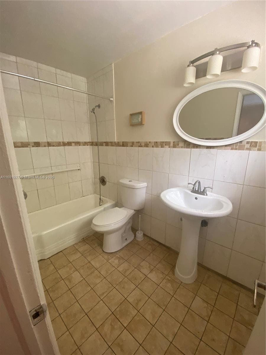 1739 SW 28th Ter photo 16