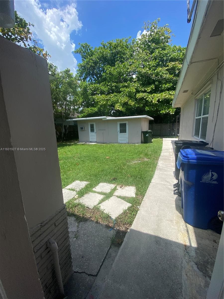 1739 SW 28th Ter photo 14