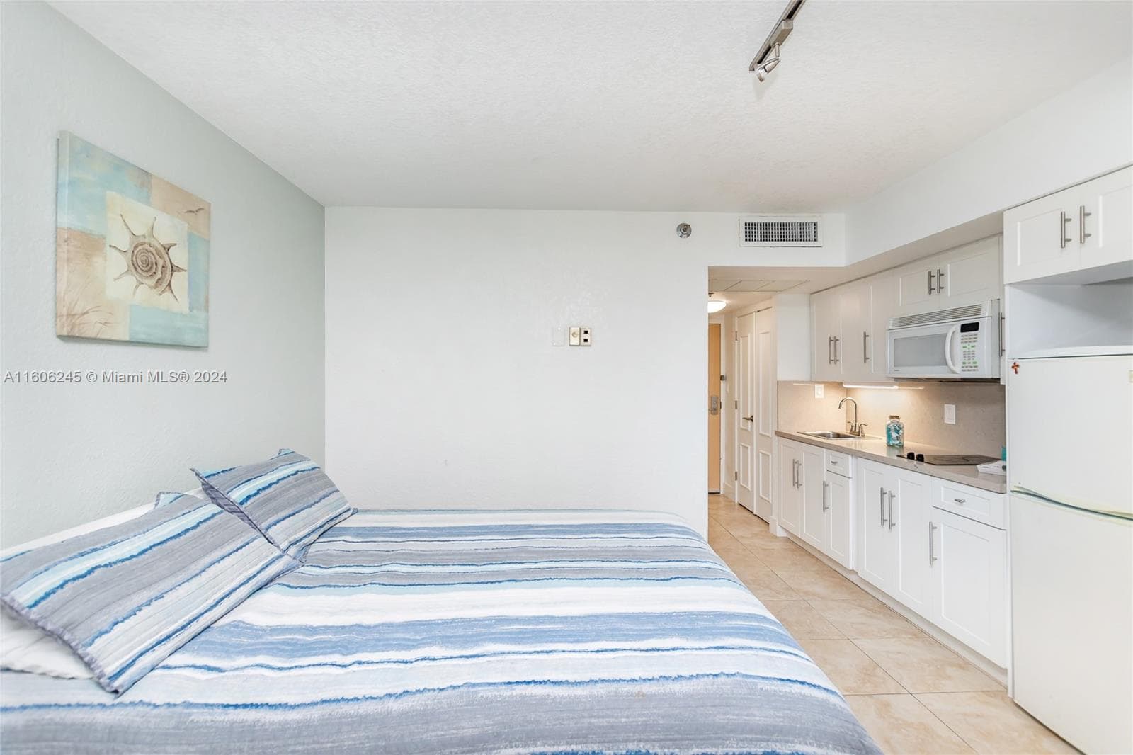 19201 Collins Ave(avlb 7/15/26) 318 photo 16