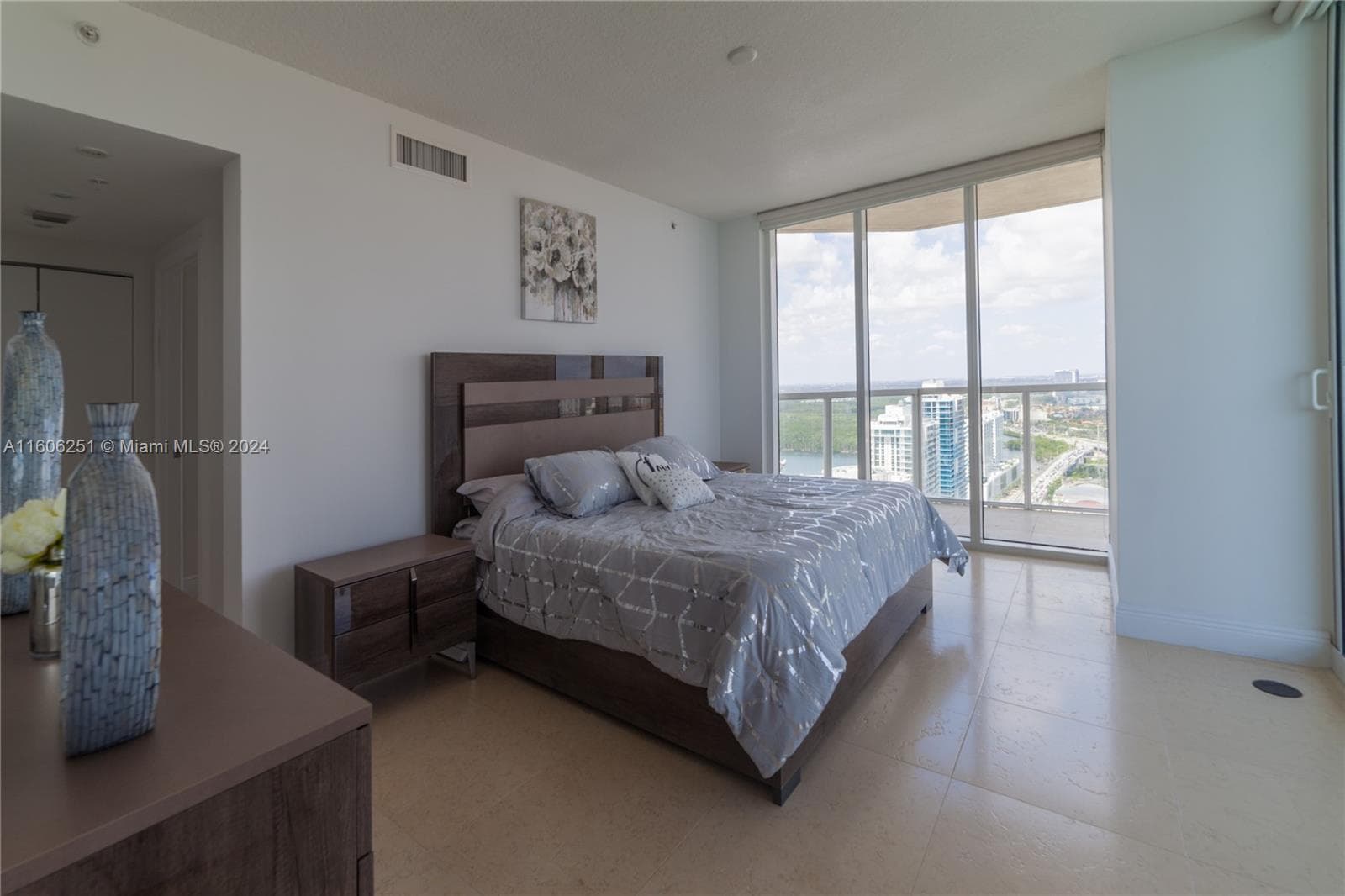 16699 Collins Ave(avlbnow) 3707 photo 9