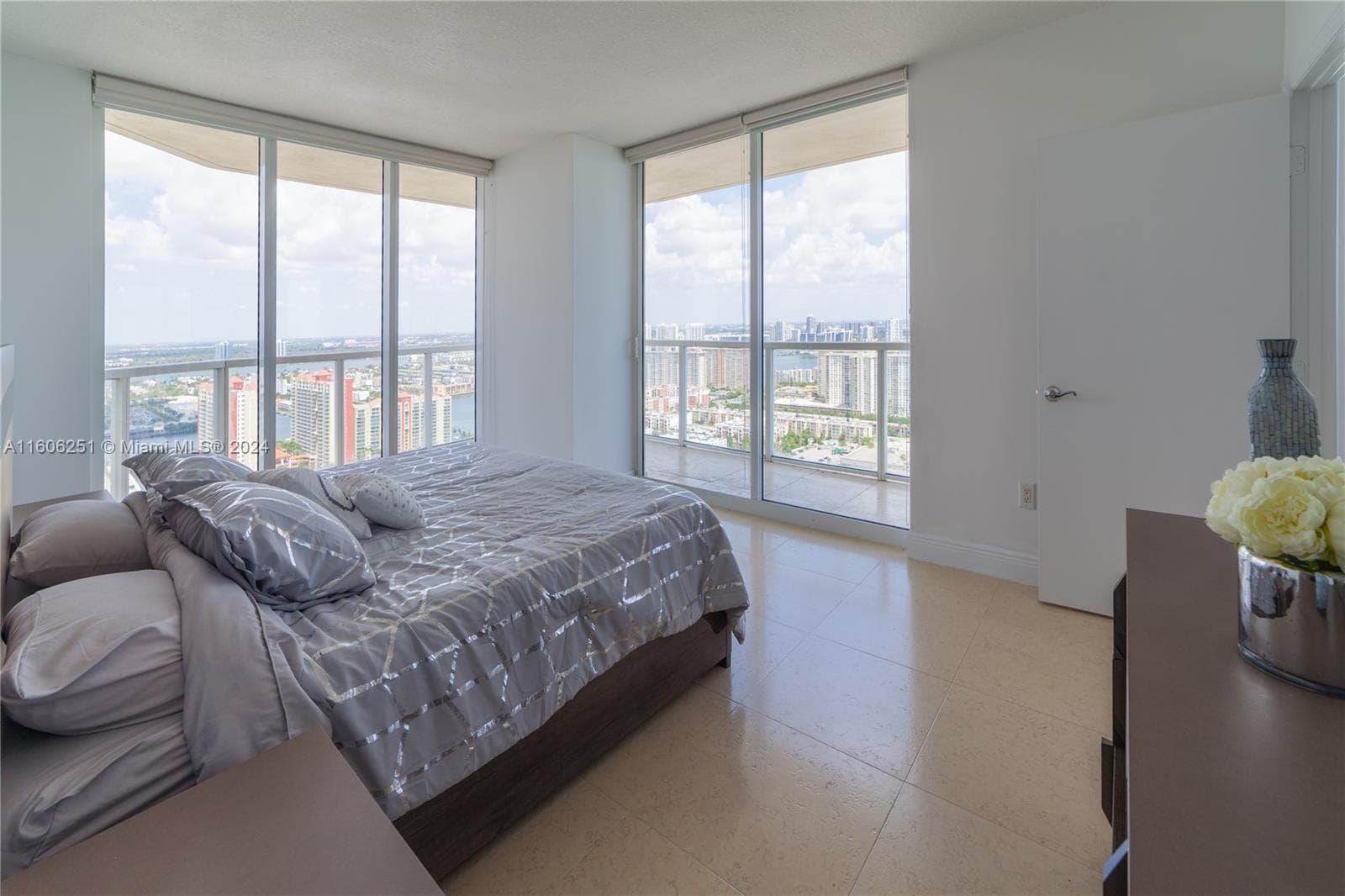 16699 Collins Ave(avlbnow) 3707 photo 10