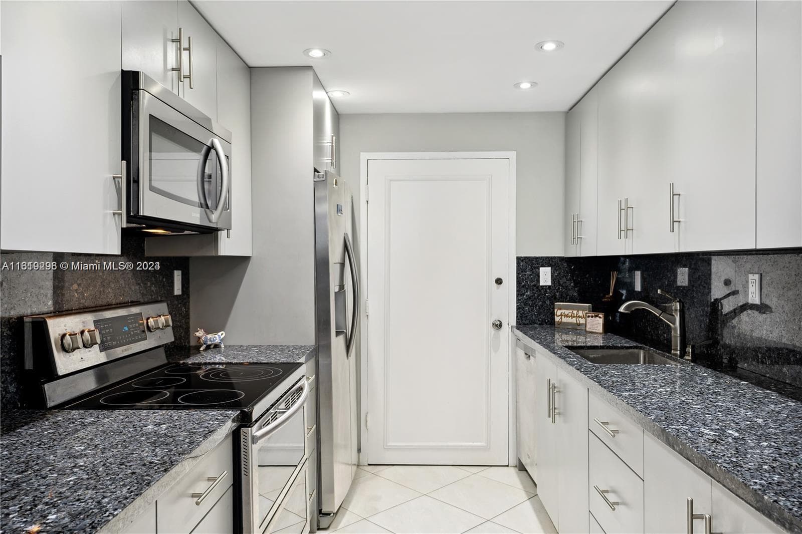 5401 Collins Ave 1123 photo 24