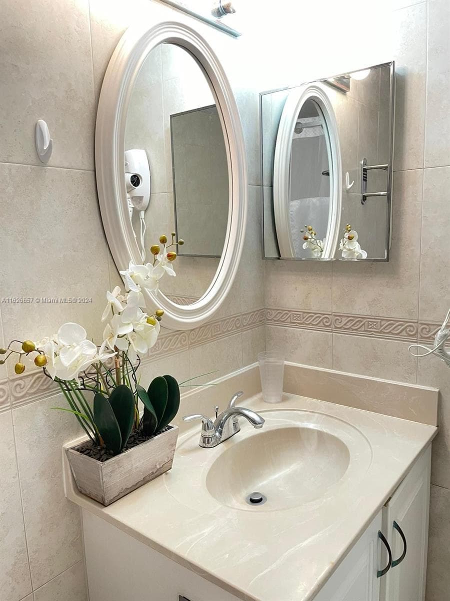 19201 Collins Ave 640 photo 9