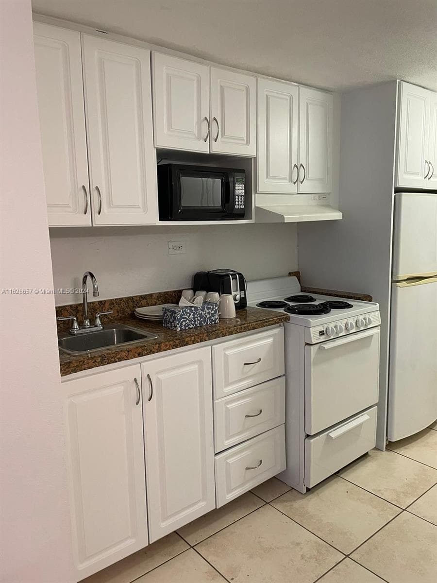 19201 Collins Ave 640 photo 8