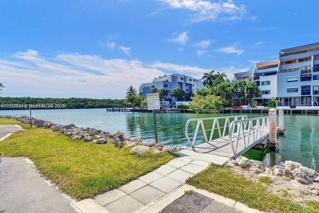 400 Kings Point Dr 320 photo 2