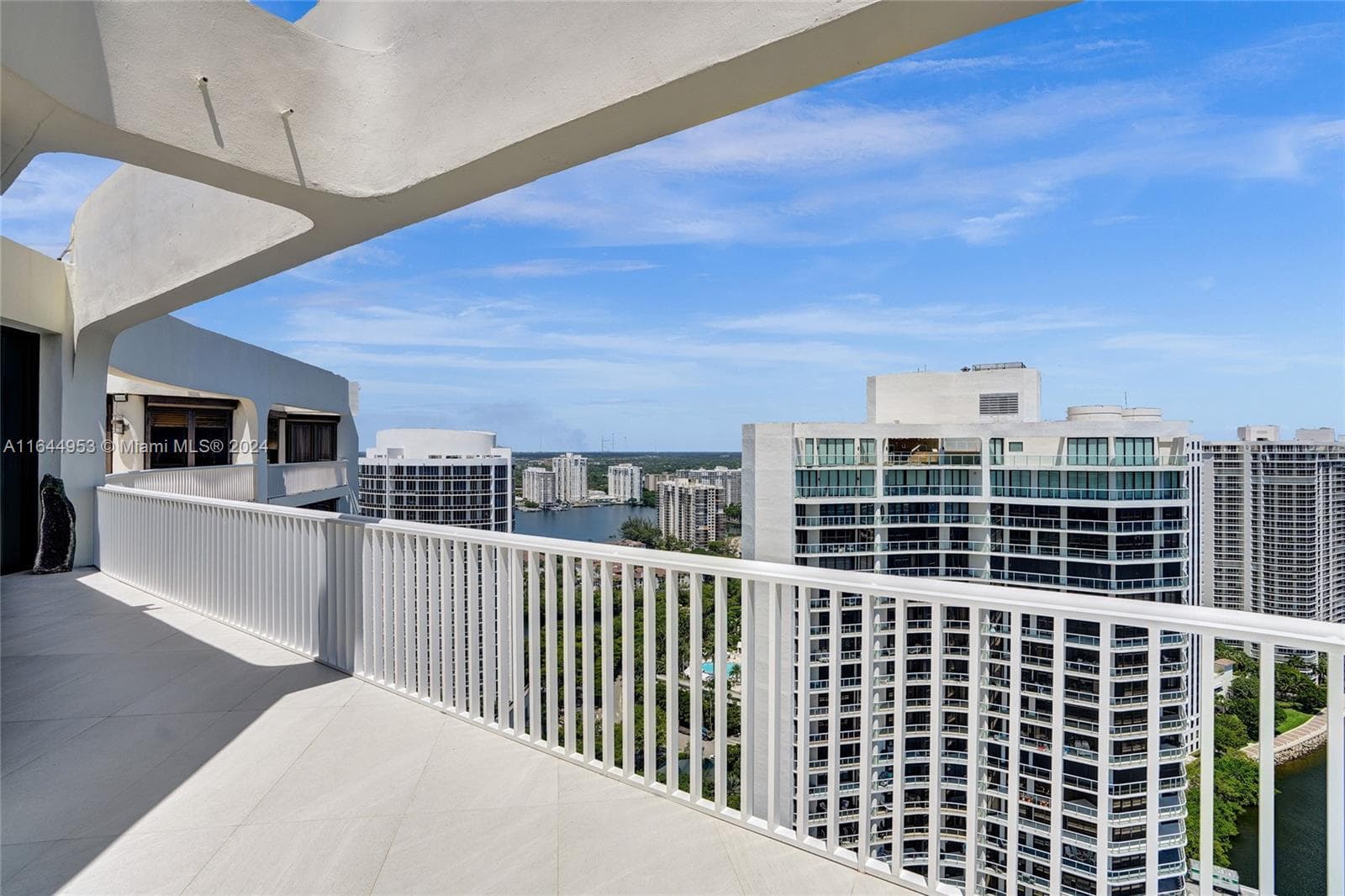 3000 Island Blvd PH-4 photo 23