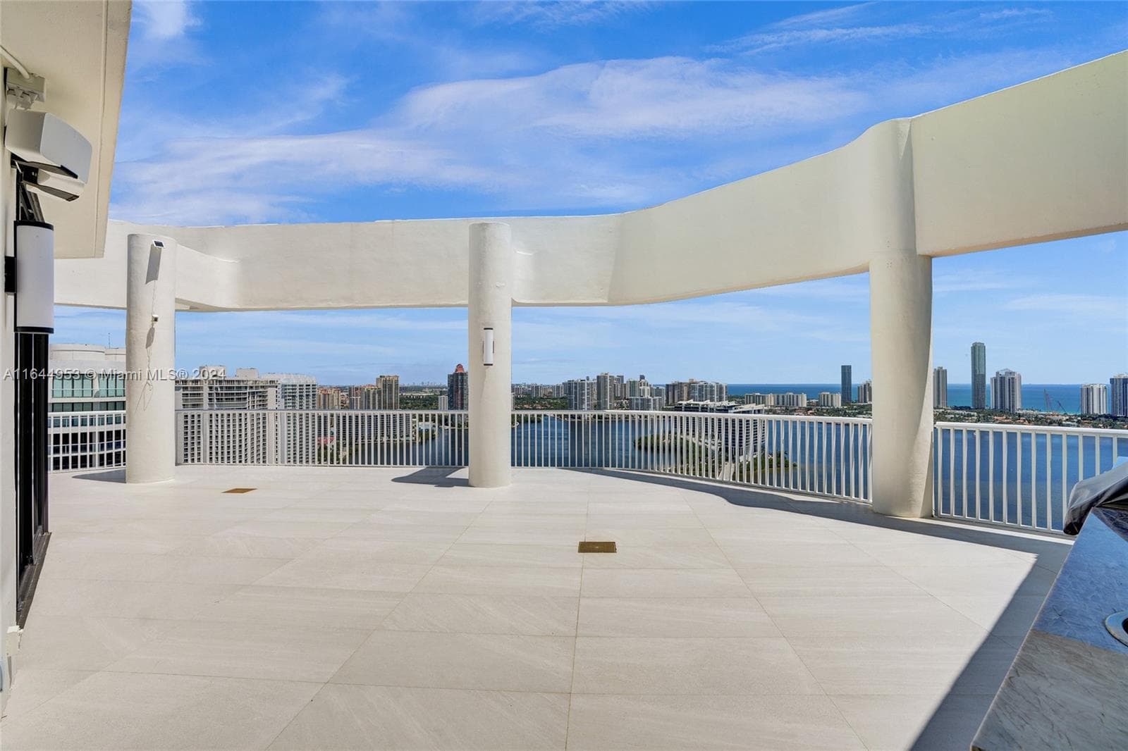 3000 Island Blvd PH-4 photo 22