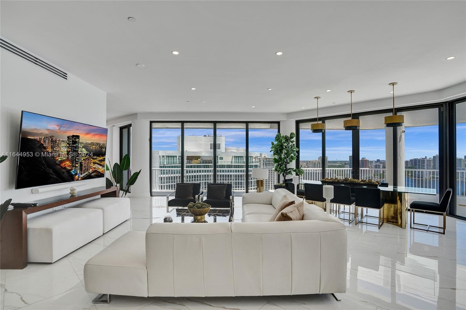 3000 Island Blvd PH-4 photo 3
