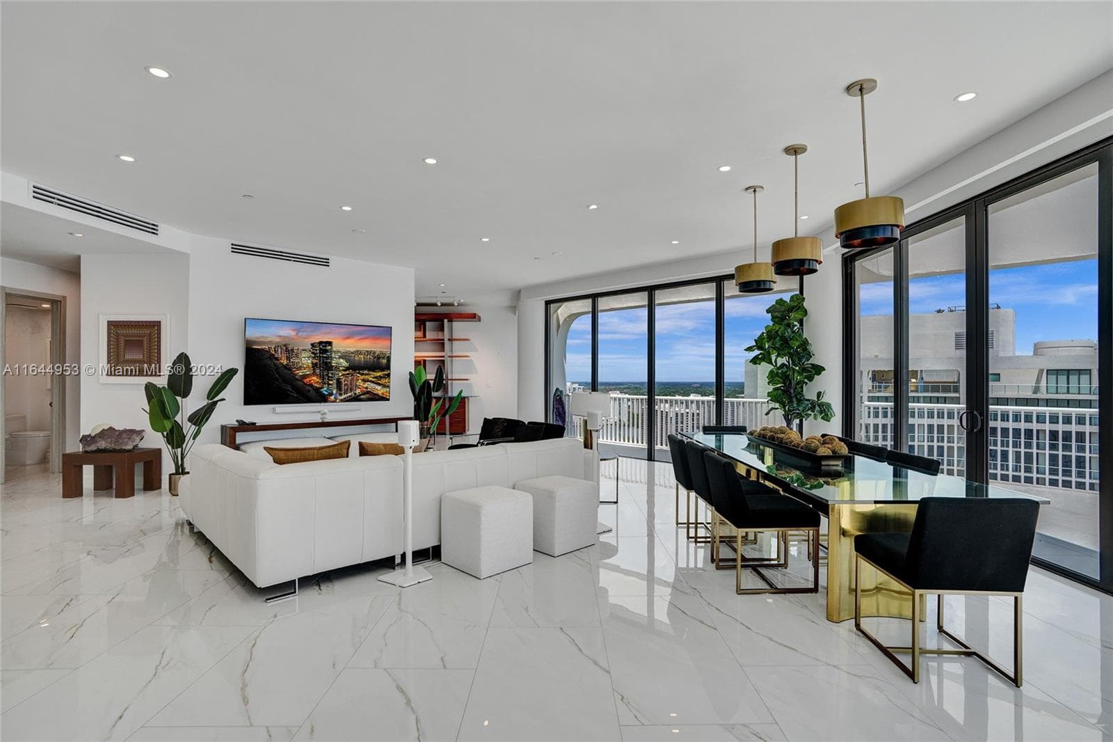 3000 Island Blvd PH-4 photo 5