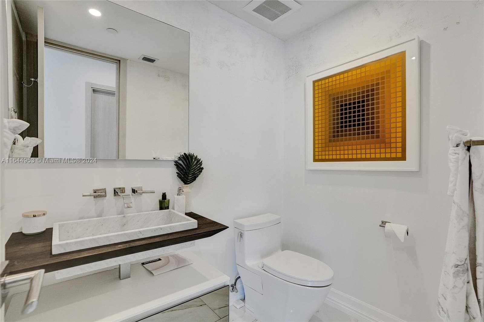 3000 Island Blvd PH-4 photo 14