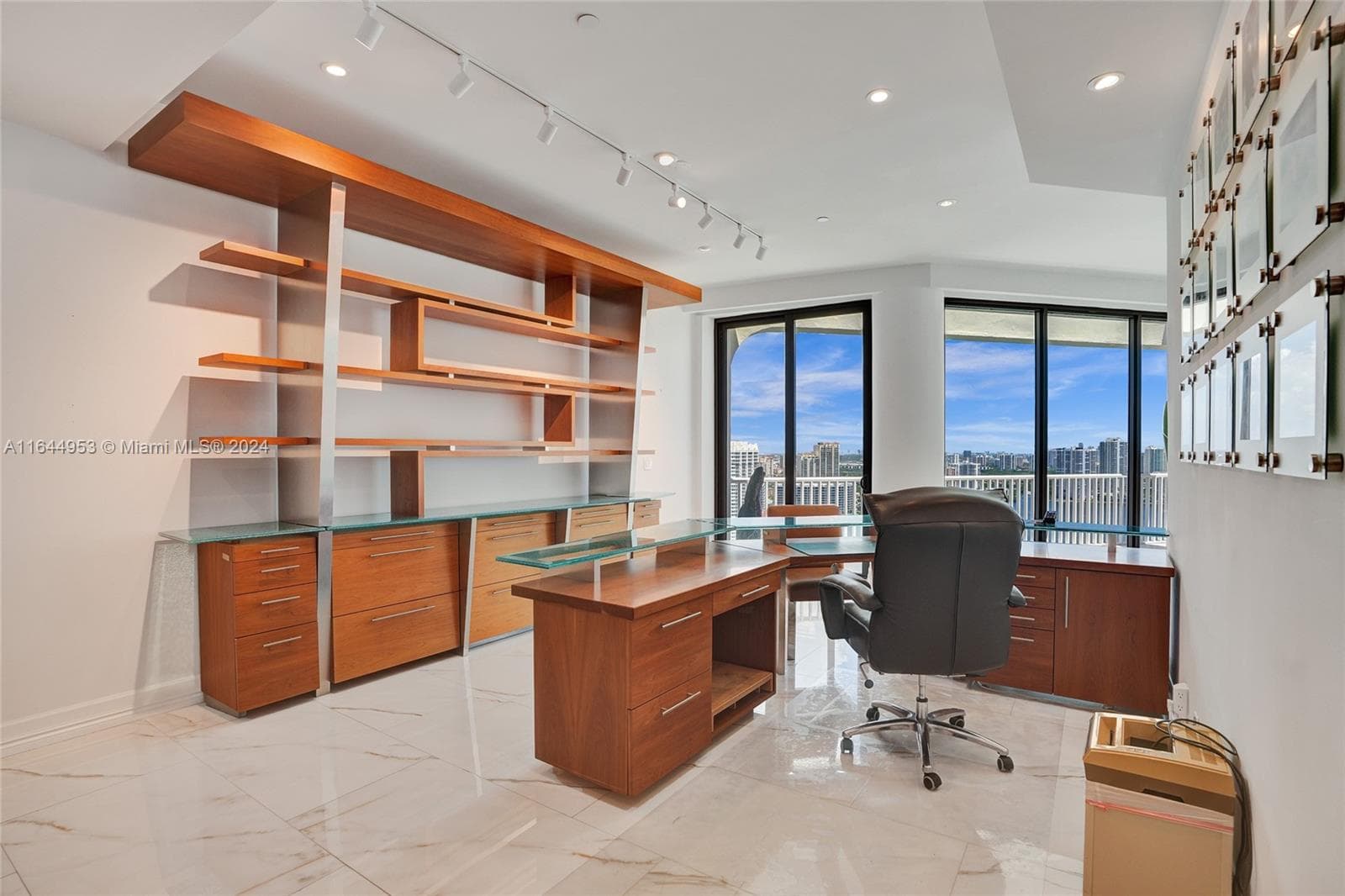 3000 Island Blvd PH-4 photo 18