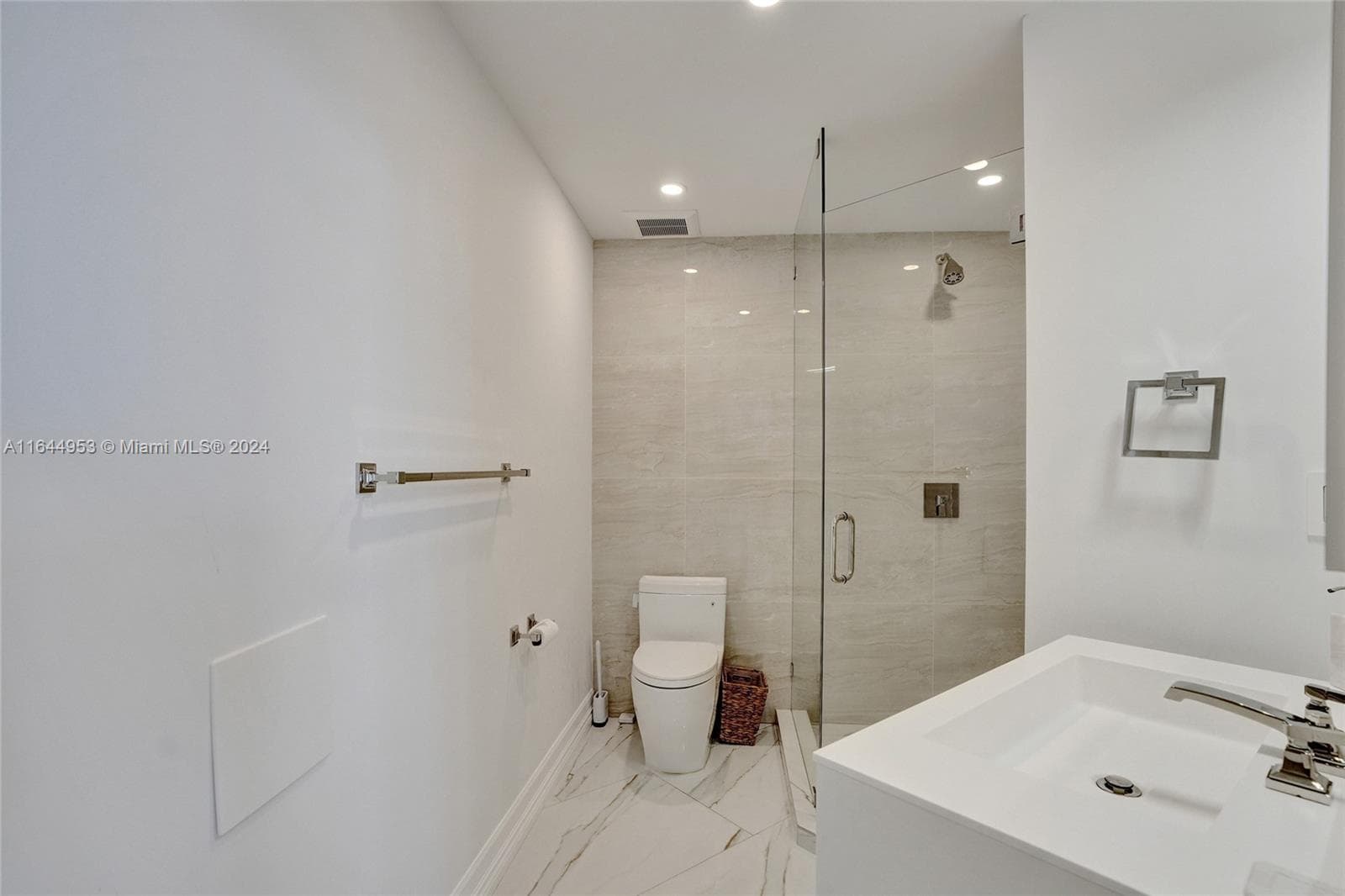 3000 Island Blvd PH-4 photo 19