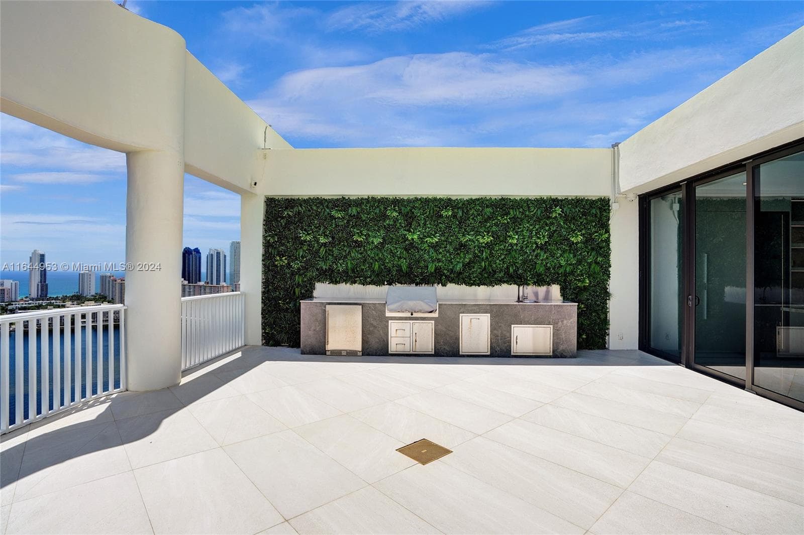 3000 Island Blvd PH-4 photo 25