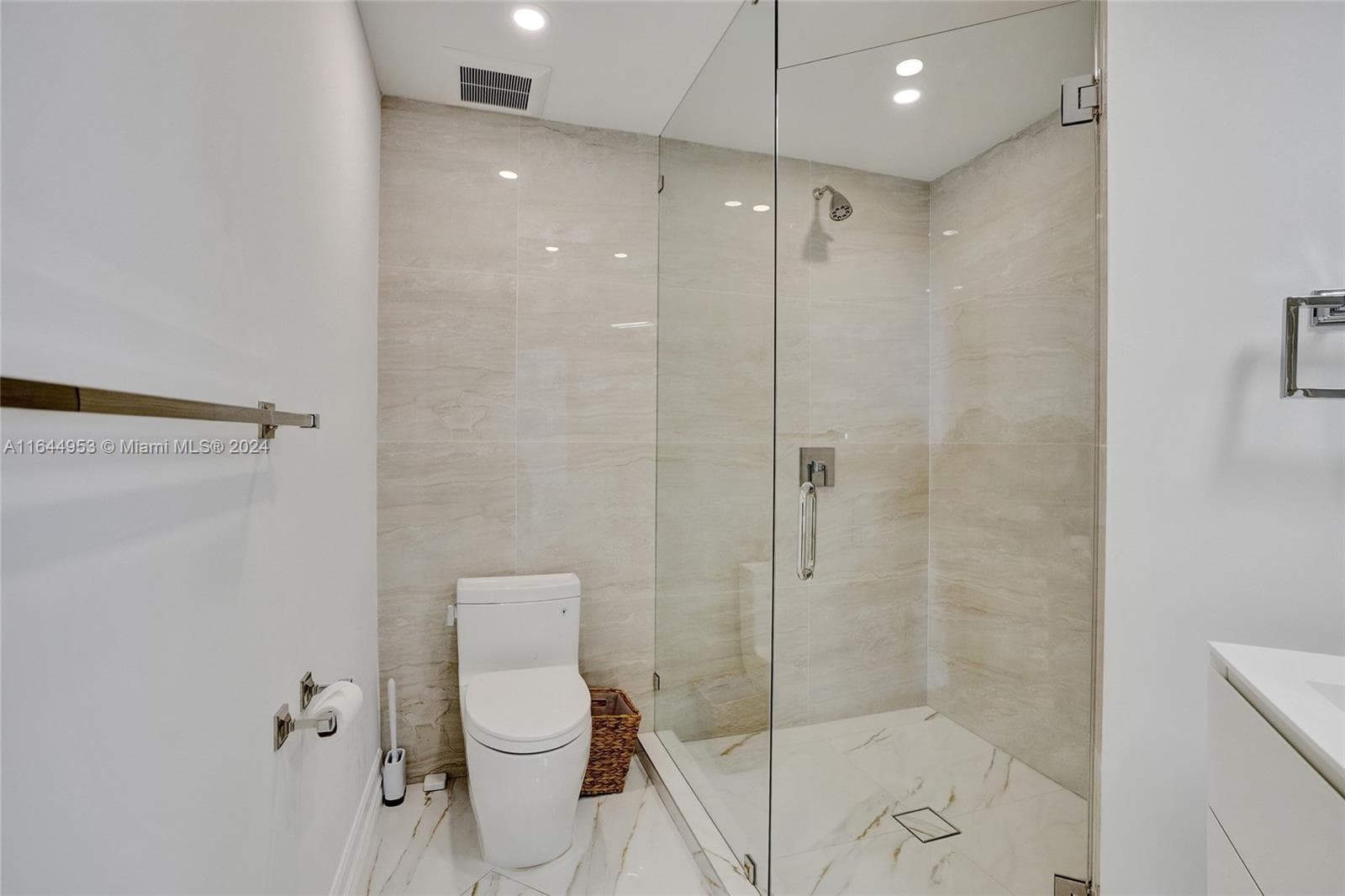 3000 Island Blvd PH-4 photo 21