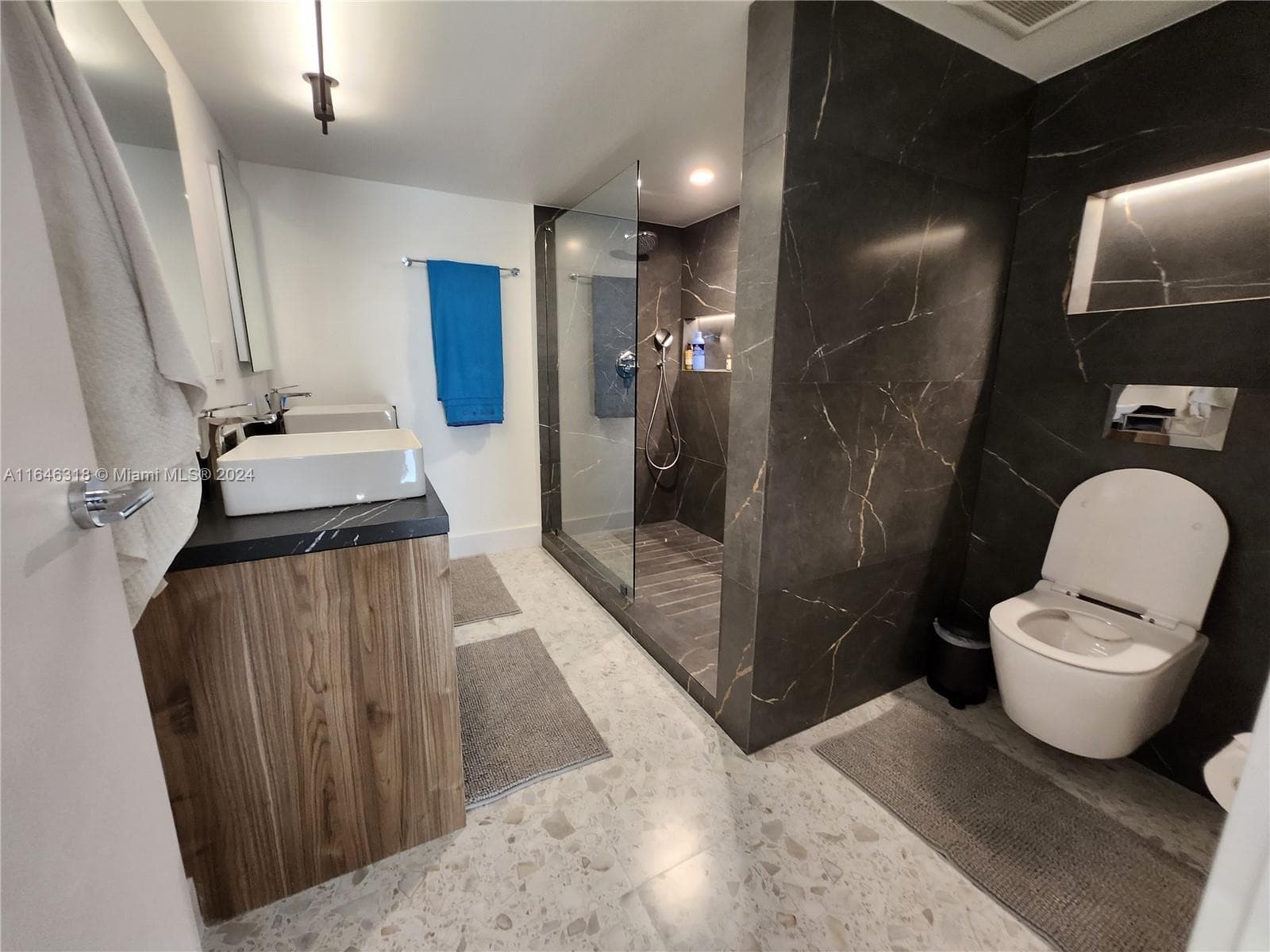 2555 Collins Ave 306 photo 7
