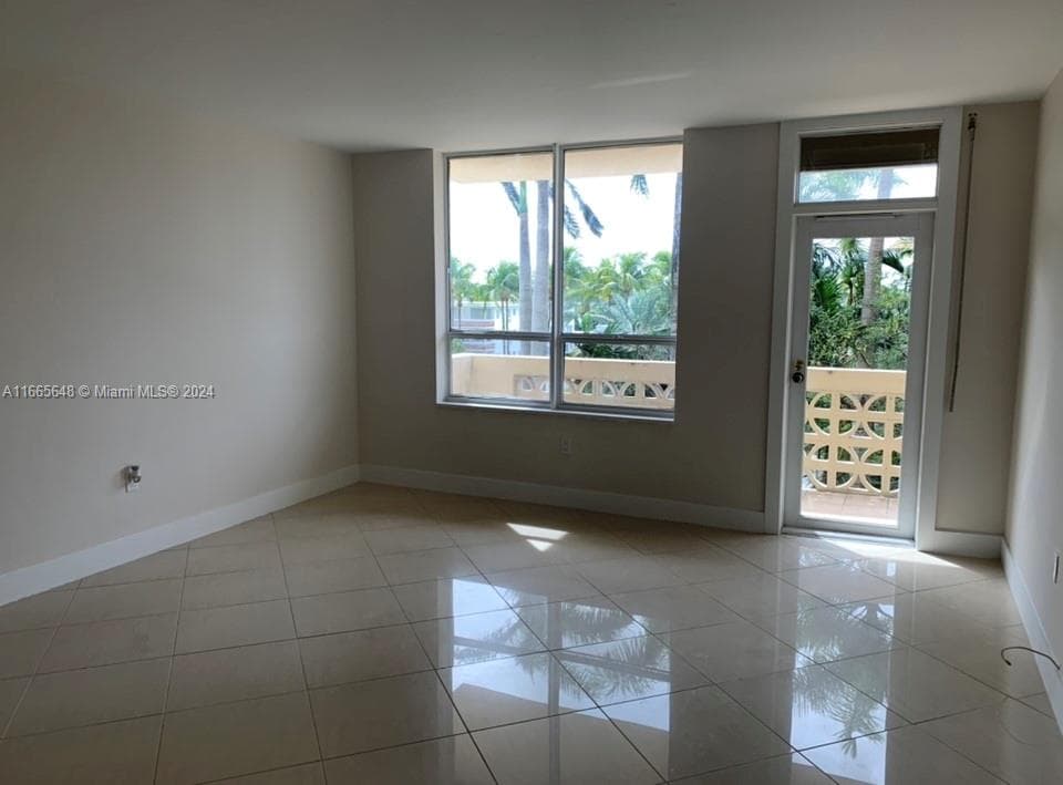 10185 Collins Ave 406 photo 4