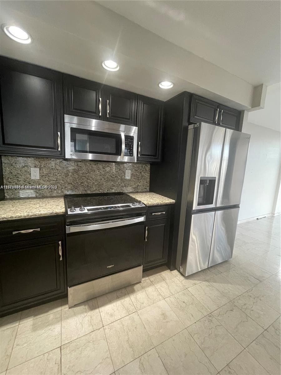 1000 Parkview Dr 920 photo 2