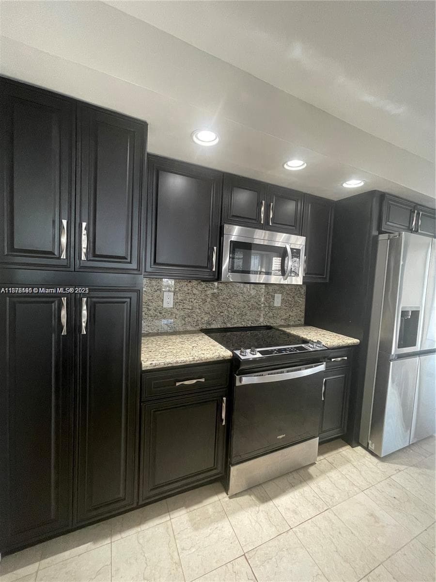 1000 Parkview Dr 920 photo 3