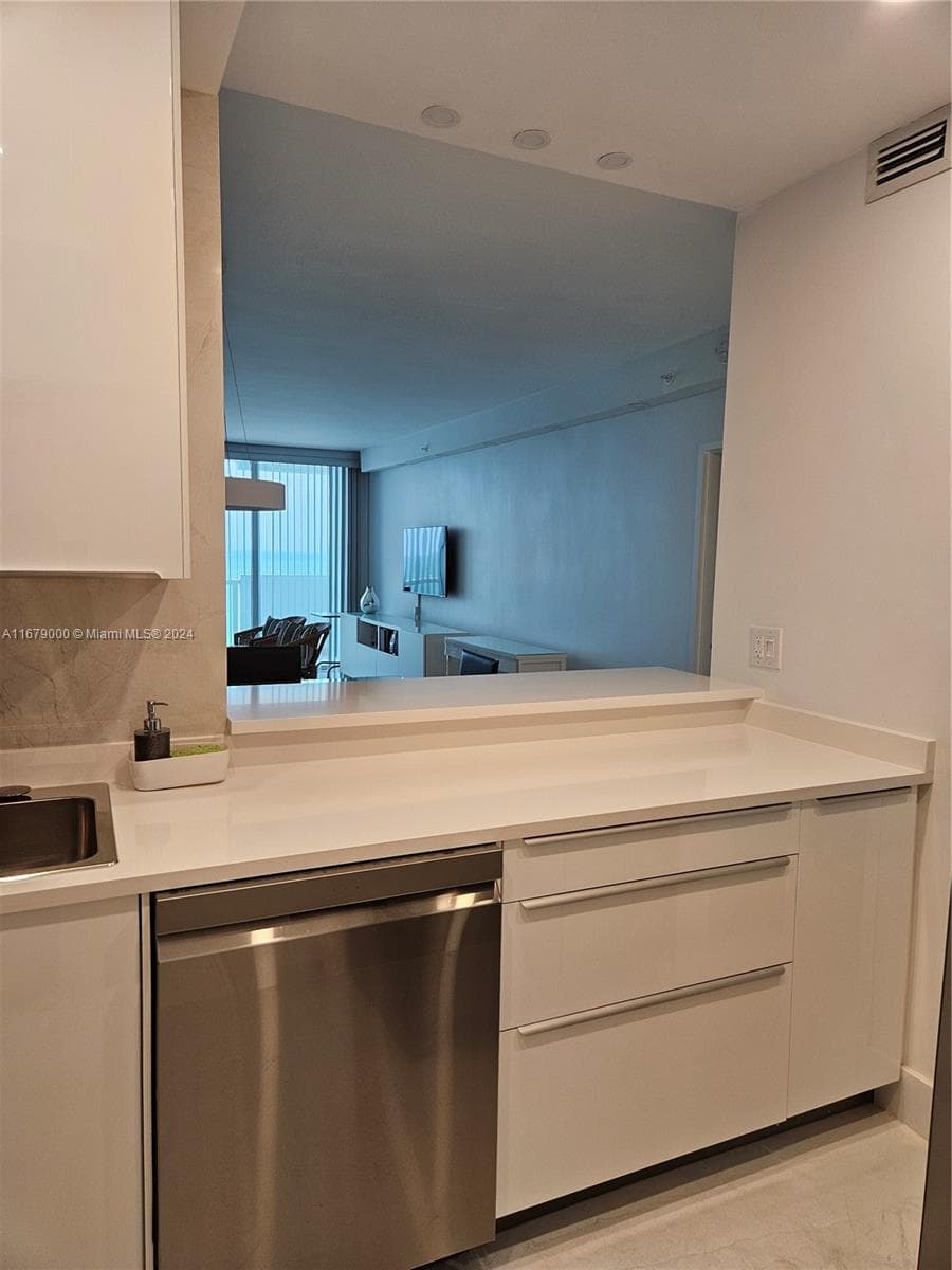 5601 Collins Ave 1605 photo 6