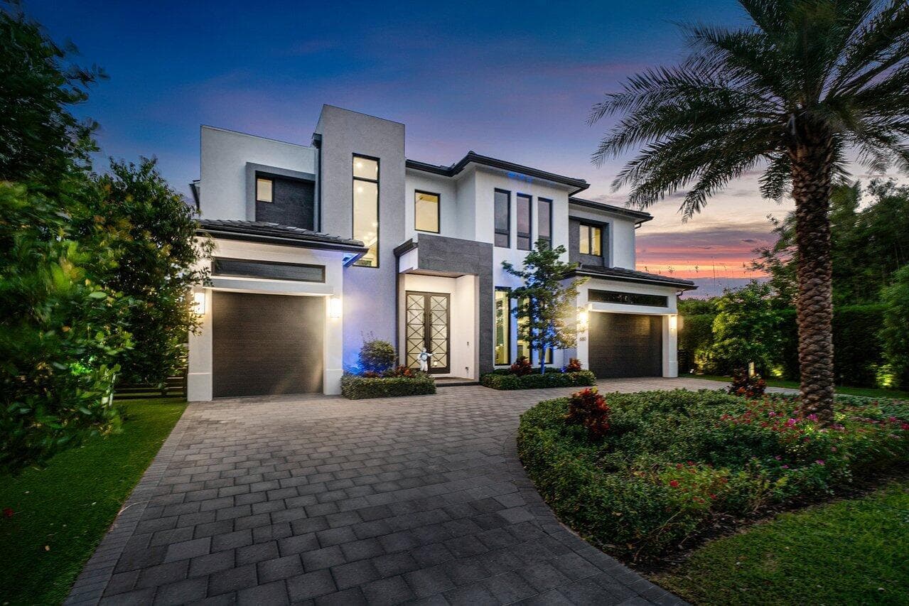 680 NE Marine Drive N photo 2