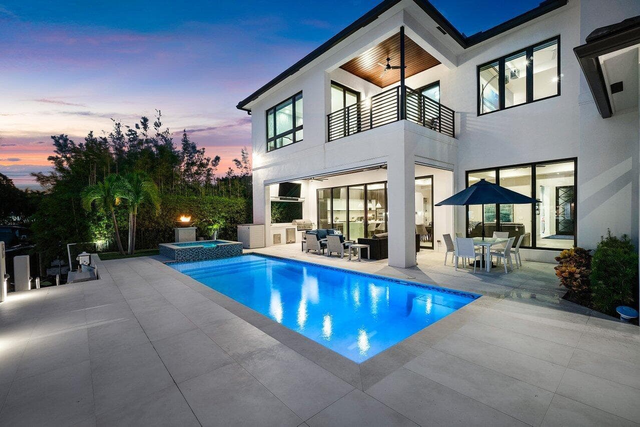 680 NE Marine Drive N photo 3