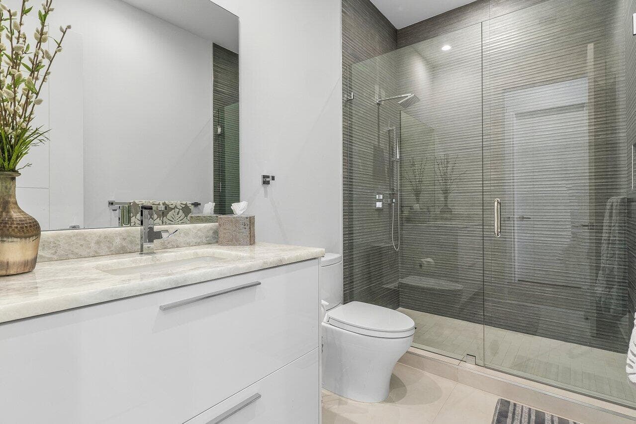 680 NE Marine Drive N photo 24