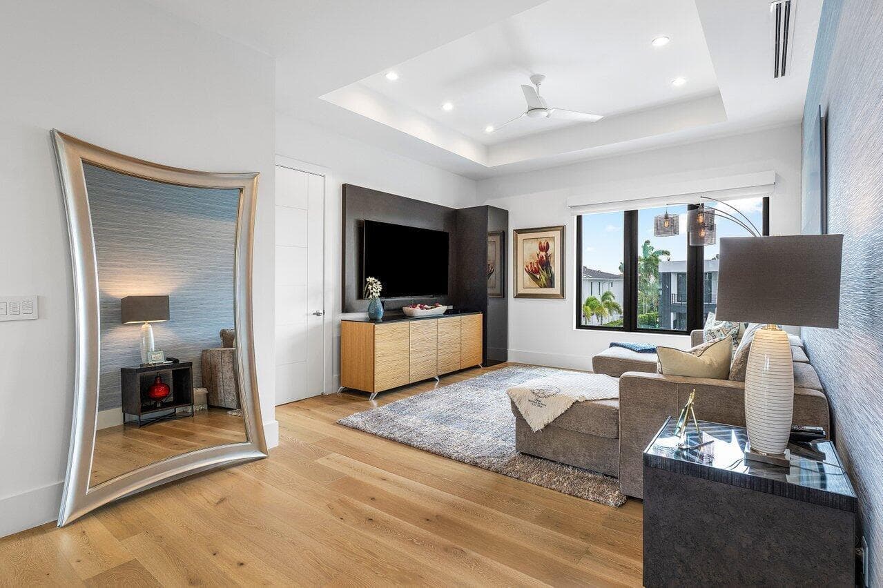 680 NE Marine Drive N photo 19