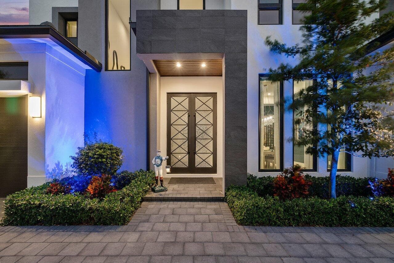 680 NE Marine Drive N photo 4