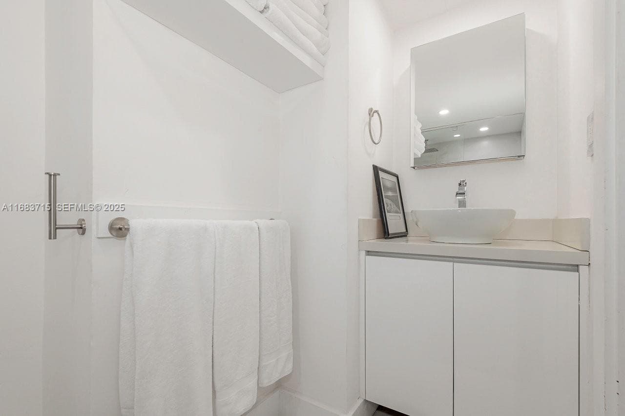 2301 Collins Ave 534 photo 23