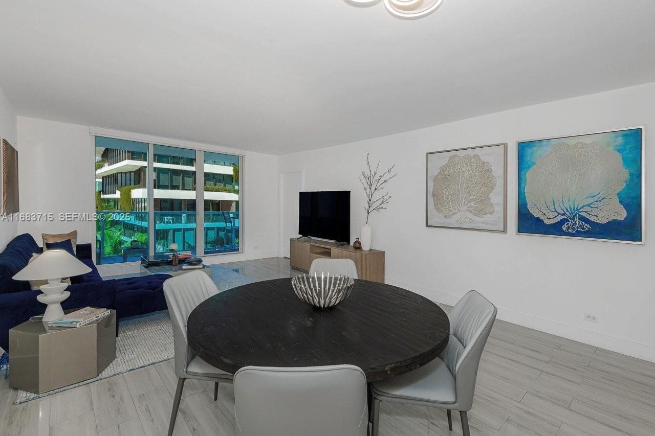 2301 Collins Ave 534 photo 2