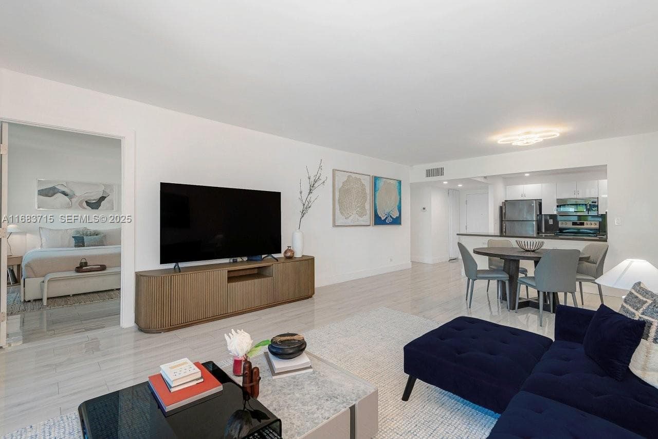 2301 Collins Ave 534 photo 6