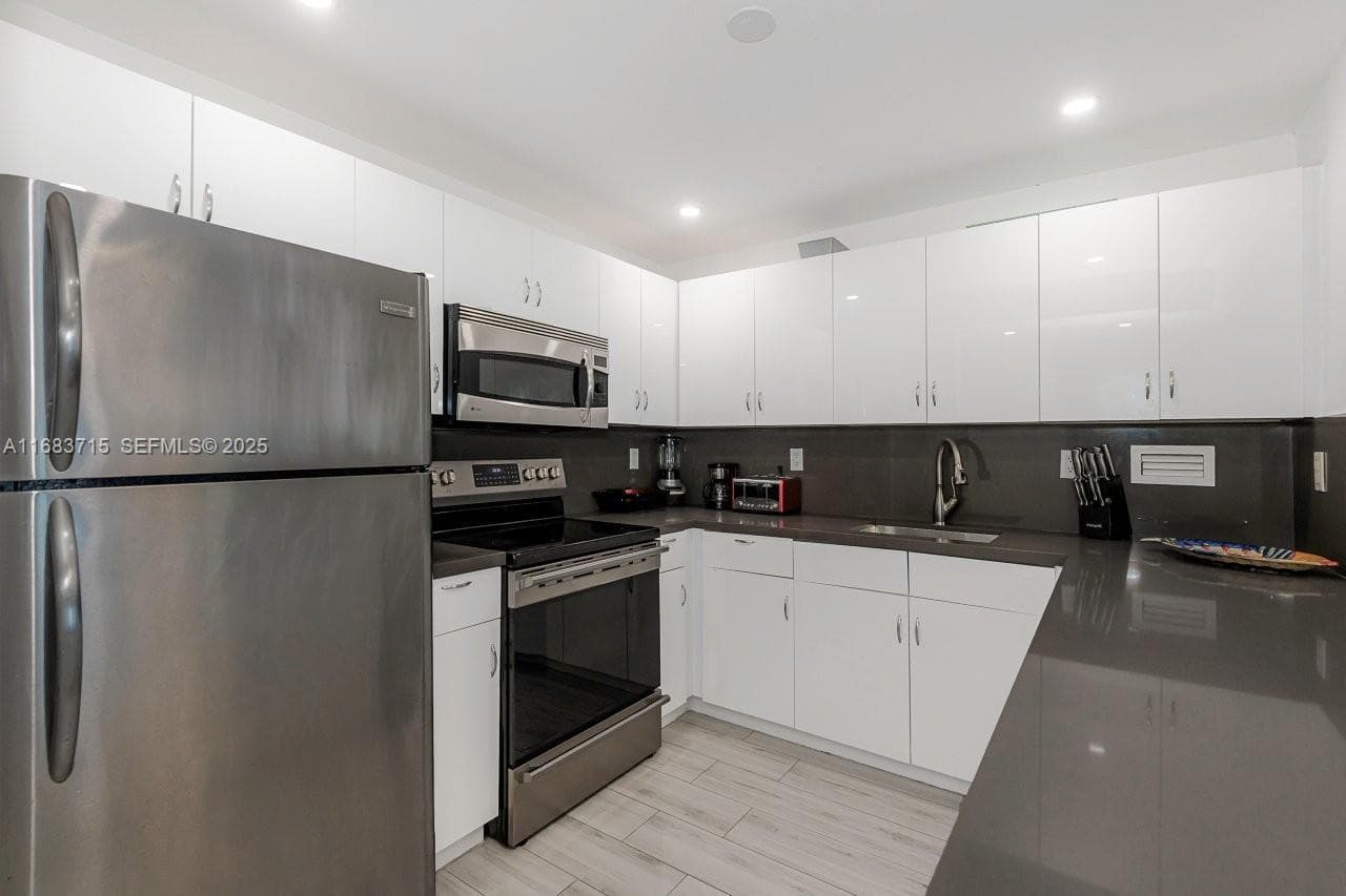 2301 Collins Ave 534 photo 13